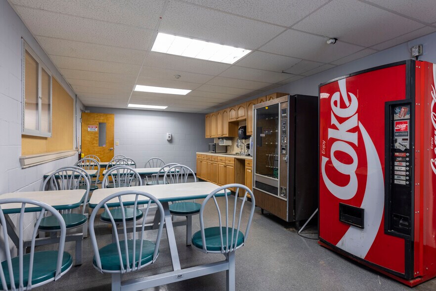More Photos Of 1320 Eddie Dowling Hwy, Lincoln Showroom For Sale