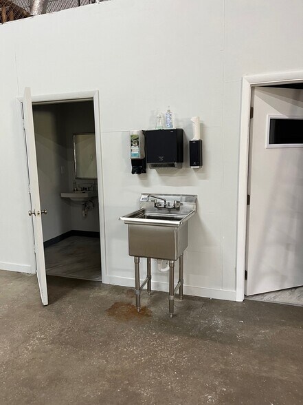 More Photos Of 1307 Hill Ave, Mangonia Park Warehouse For Sale