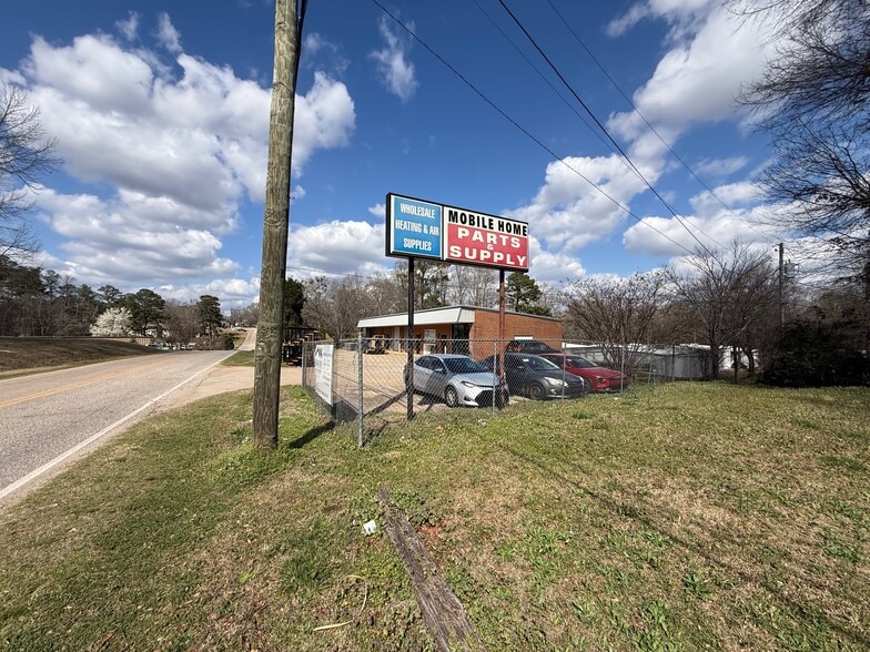 More Photos Of 1601 Spring Dr, Opelika Showroom For Lease