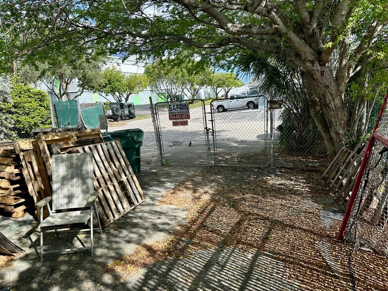 More Photos Of 4840-4860 N Dixie Hwy, Oakland Park Warehouse For Lease