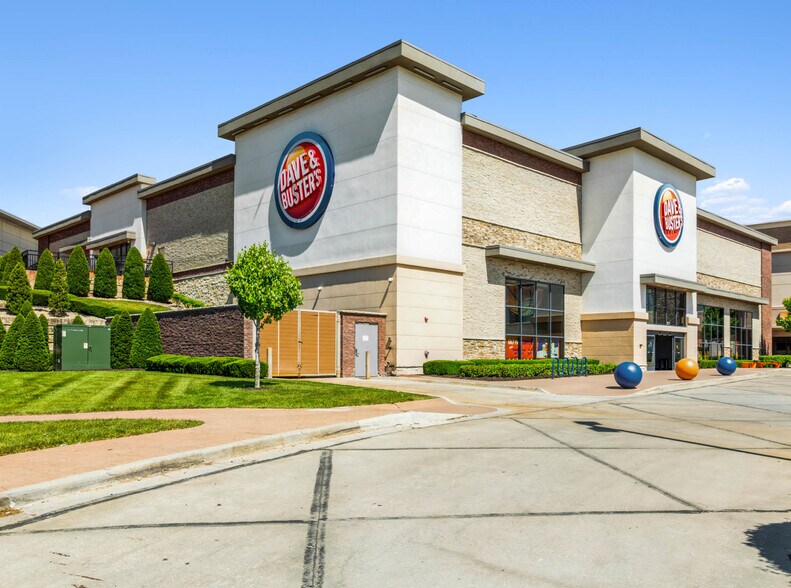 More Photos Of 6811 W 135th St, Overland Park Freestanding For Sale