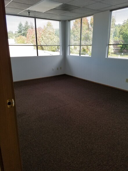 More Photos Of 1303 Central Ave S, Kent Showroom For Lease