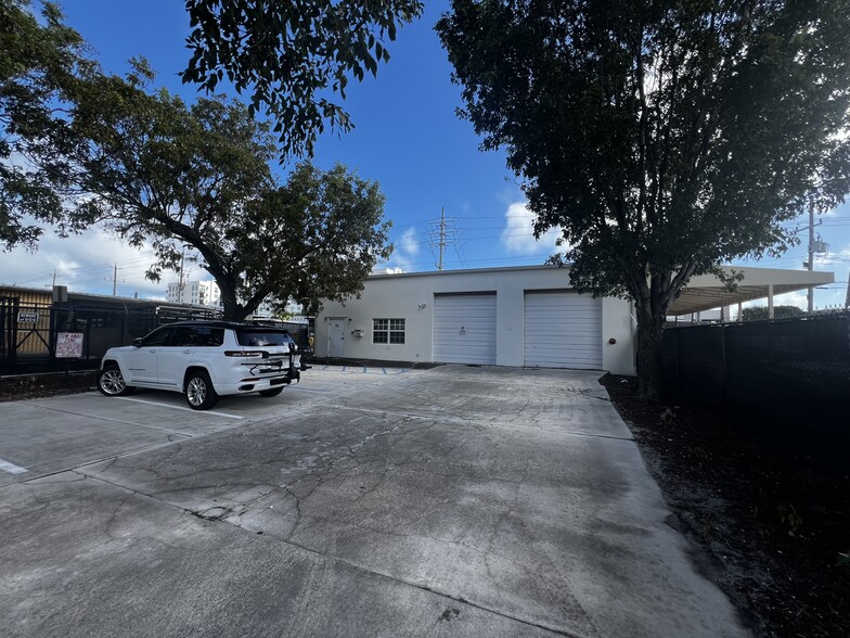 Primary Photo Of 112 S F St, Lake Worth Warehouse For Lease