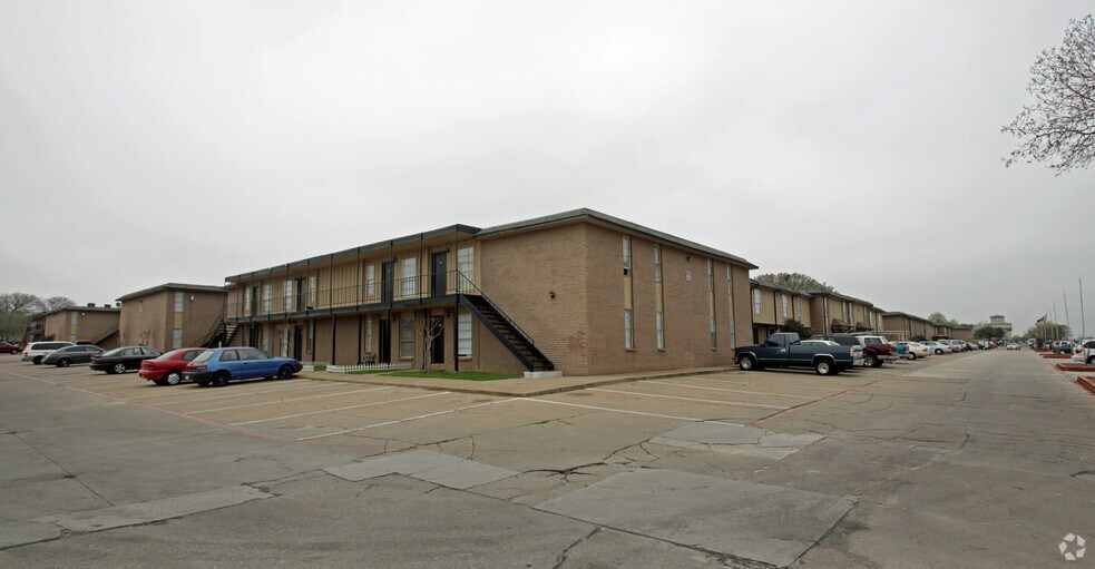 More Photos Of 504 Dudley Cir, Arlington Apartments For Sale