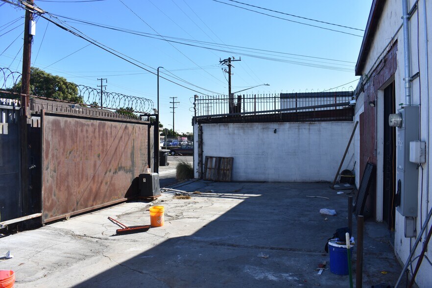 More Photos Of 5273-5275 E Washington Blvd, Commerce Warehouse For Lease