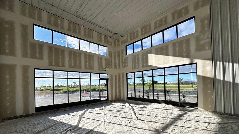 More Photos Of 4945 Portage Av, Headingley Flex For Lease