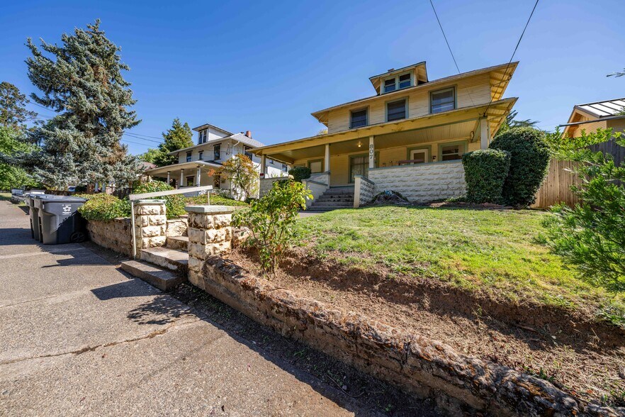 More Photos Of 807 NW 5th St, Grants Pass Apartments For Sale