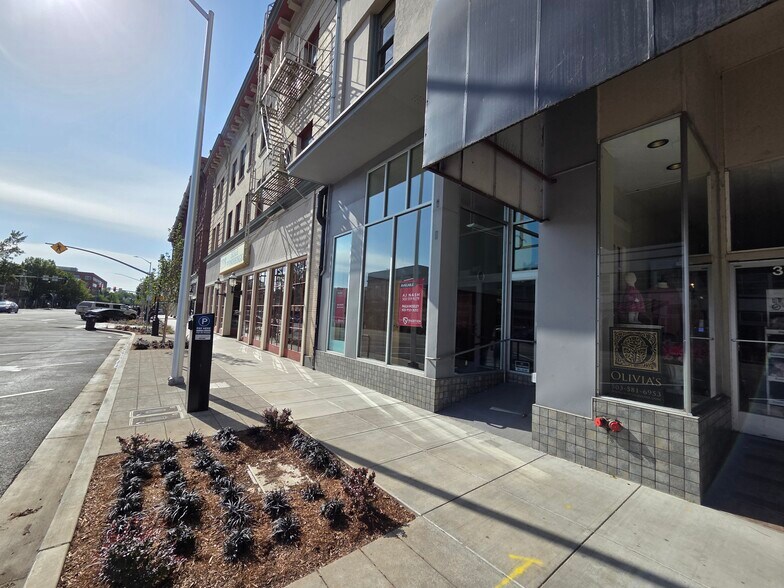 More Photos Of 174-188 NE Commercial St, Salem Storefront Retail Office For Lease