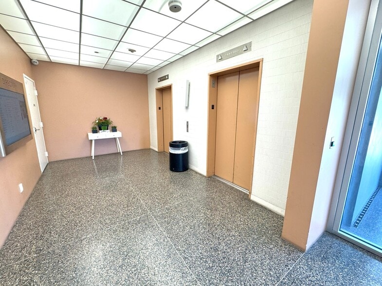 More Photos Of 210 E Olympic Blvd, Los Angeles Showroom For Lease