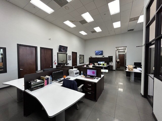 More Photos Of 821 Union Pacific Blvd, Laredo Warehouse For Lease