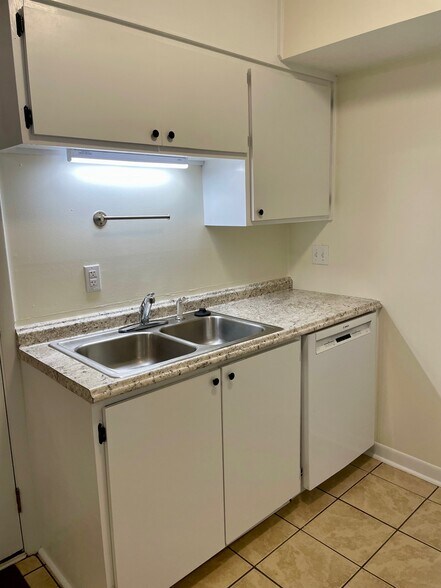 More Photos Of 400 Foxfire Ct, Seneca Apartments For Sale