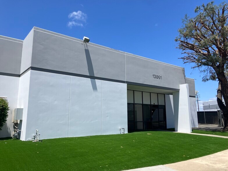 More Photos Of 13861 Seaboard Cir, Garden Grove Warehouse For Lease