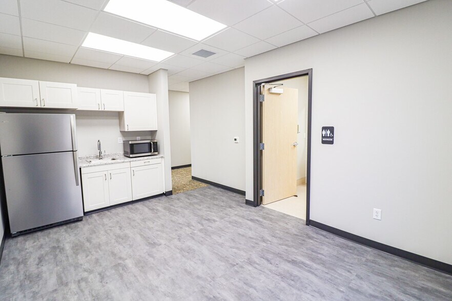 More Photos Of 2120 S Ridge Rd, Green Bay Office For Lease