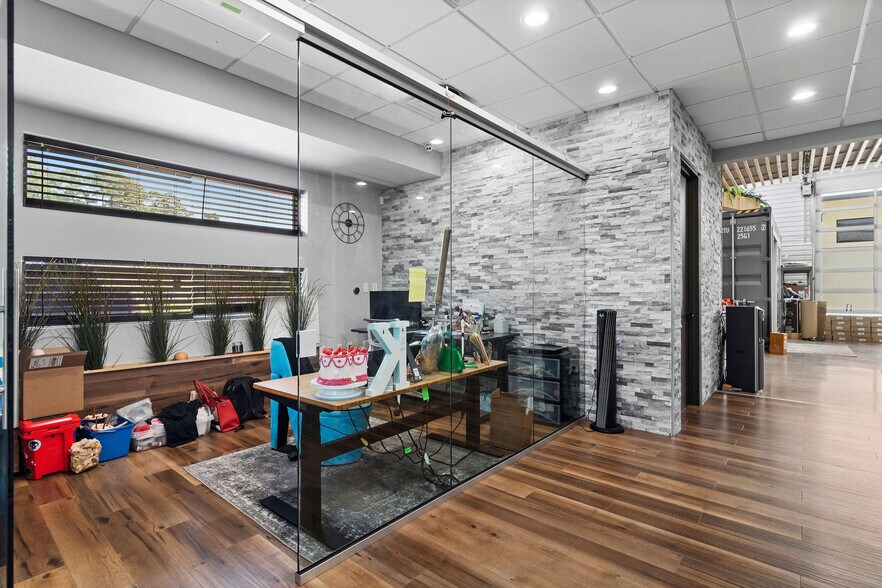 More Photos Of 1330 Rayford Park Rd, Spring Loft Creative Space For Lease