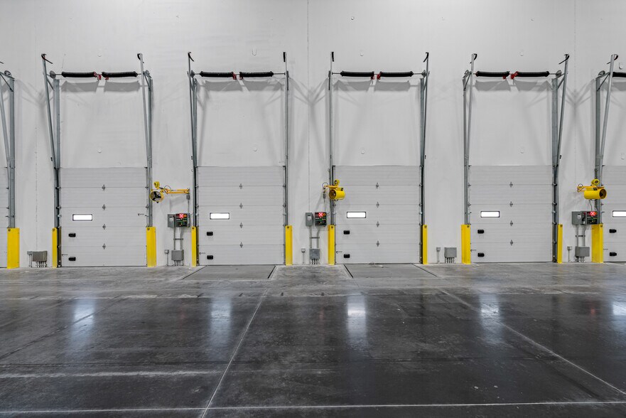 Primary Photo Of 585 33rd St NE, Ruskin Distribution For Lease