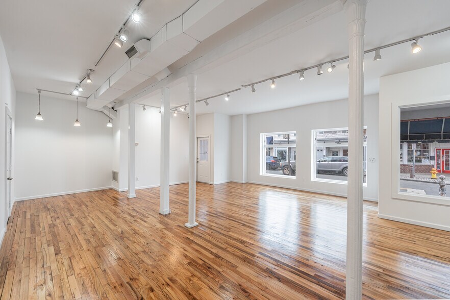 More Photos Of 123 Main St, Greenport Storefront Retail Residential For Lease