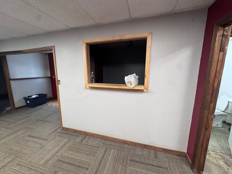 More Photos Of 1001 N 2nd St, Stilwell Light Distribution For Sale