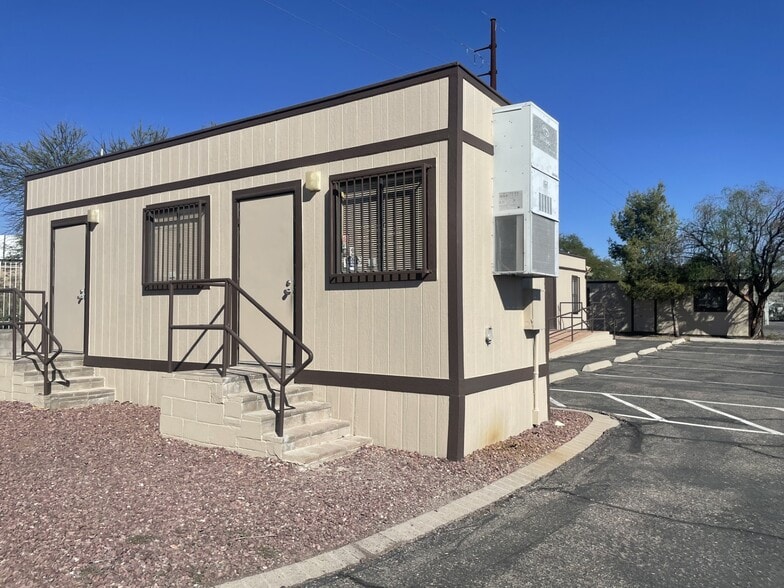 More Photos Of 4933 S Outlet Center Dr, Tucson Specialty For Lease