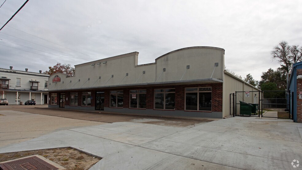 More Photos Of 207 W Pine St, Ponchatoula Freestanding For Lease
