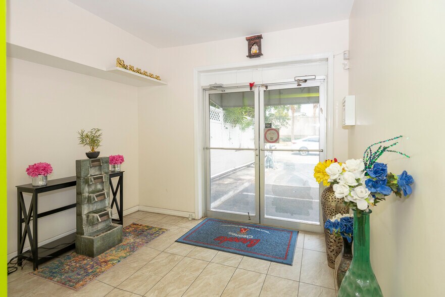 More Photos Of 133 Main St, Daytona Beach Freestanding For Sale