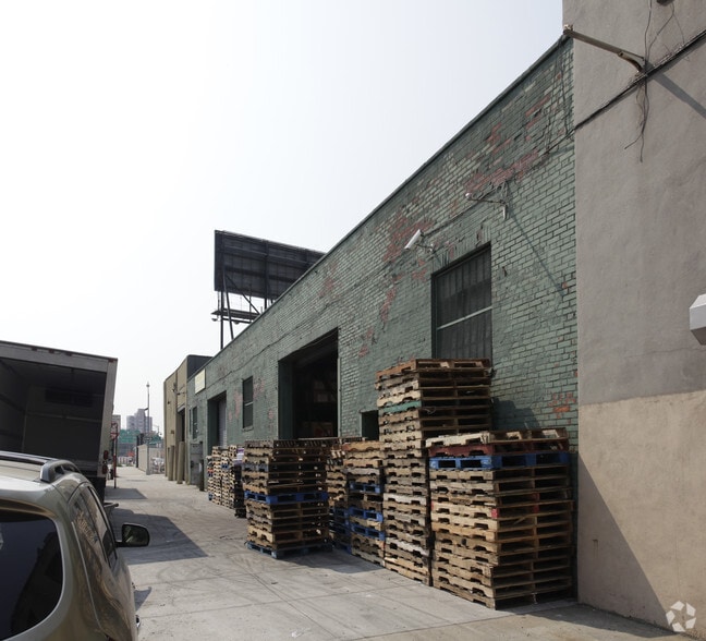 More Photos Of 35 Bowne St, Brooklyn Warehouse For Lease