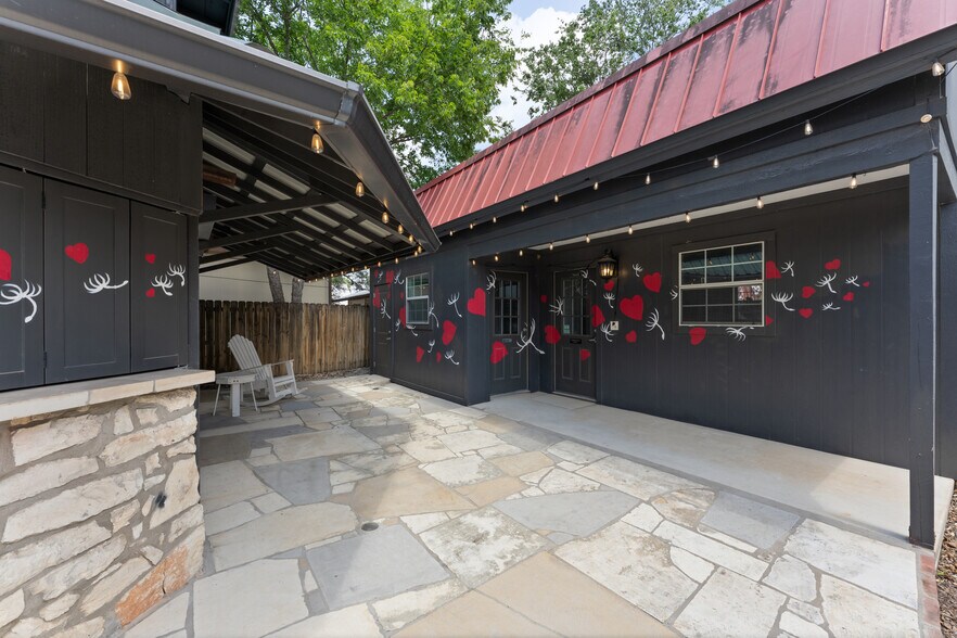 More Photos Of 310 Wimberley Sq, Wimberley Freestanding For Sale