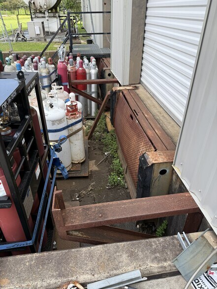 More Photos Of 441 N Post Oak Rd, Sulphur Industrial For Lease