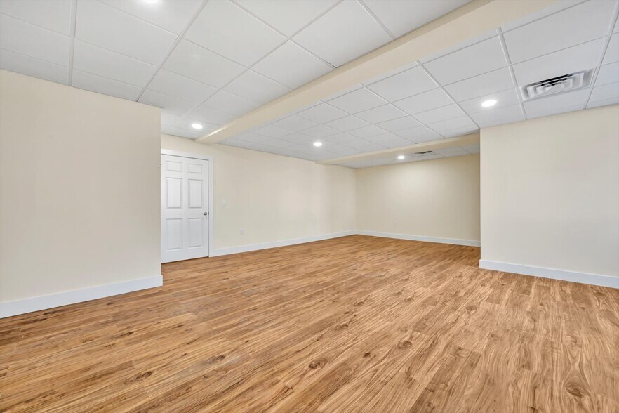 More Photos Of 31 N Spruce St, Elizabethtown Office Residential For Lease