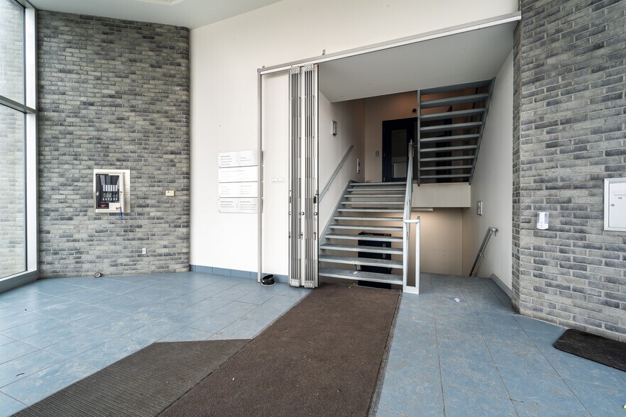More Photos Of 13200 Boul Métropolitain E, Montréal Office For Sale