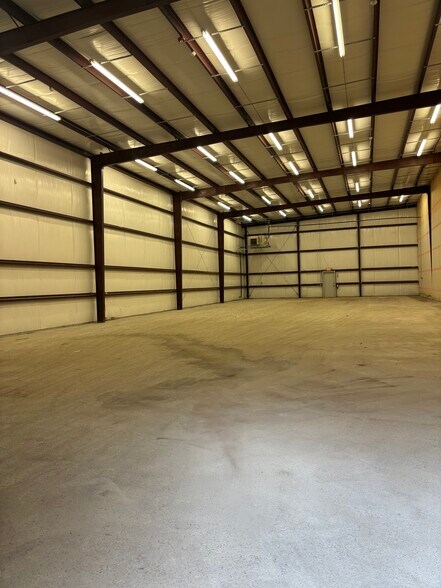 More Photos Of 740 Fannin St, Beaumont Warehouse For Lease
