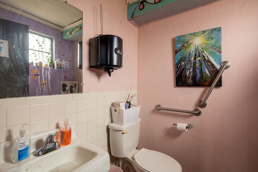 More Photos Of 828 E Main St, Carbondale General Retail For Sale