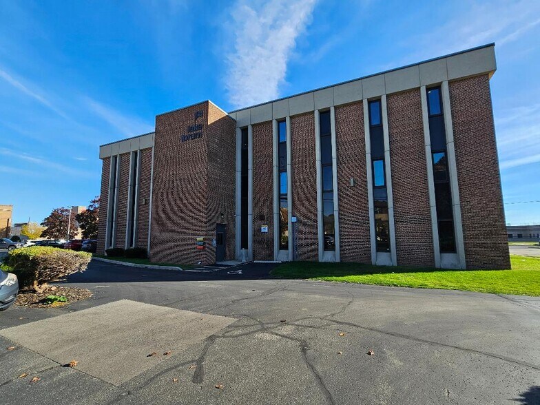 More Photos Of 840 Lake Ave, Racine Office For Sale