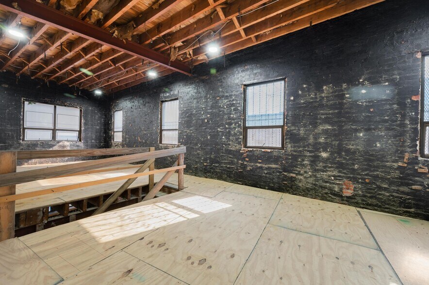 More Photos Of 1539 Covert St, Ridgewood Warehouse For Lease