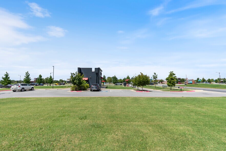 More Photos Of 1101 SW Regional Airport Blvd, Bentonville Fast Food For Sale