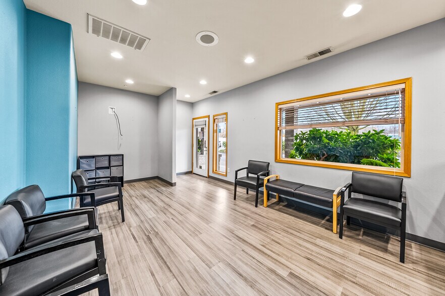 More Photos Of 925 Town Centre Dr, Medford Medical For Lease