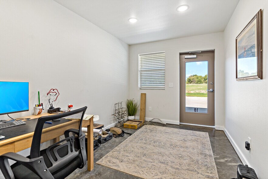 More Photos Of 5501 Bonham St, Paris Unknown For Lease