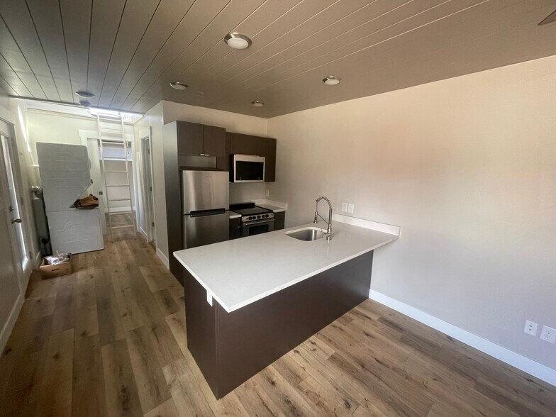 More Photos Of 280 E Washington Ave, Hayden Apartments For Sale