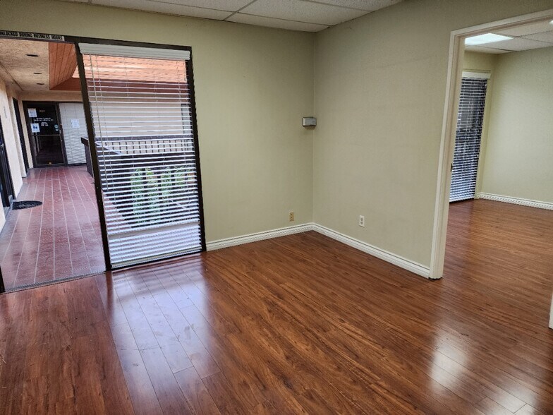 More Photos Of 7041 Owensmouth Ave, Canoga Park Office For Sale