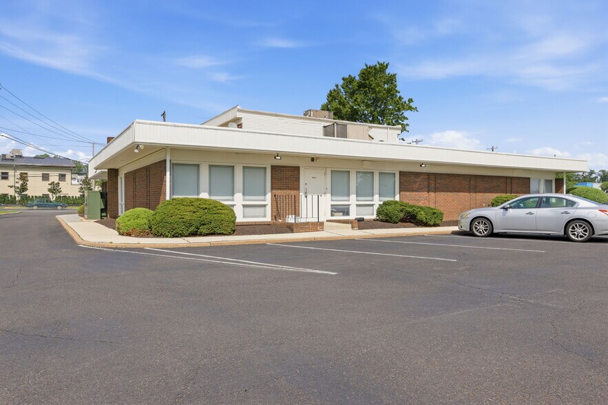 More Photos Of 1568 Woodbourne Rd, Levittown Office For Lease