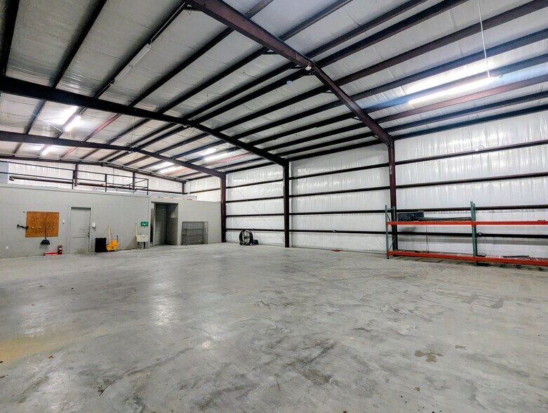 More Photos Of 1765 W Commerce Pky, Beaumont Industrial For Lease
