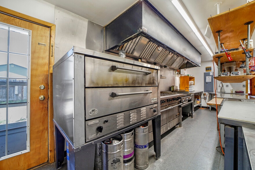 More Photos Of 418 W Spruce St, Mackay Hotel For Sale