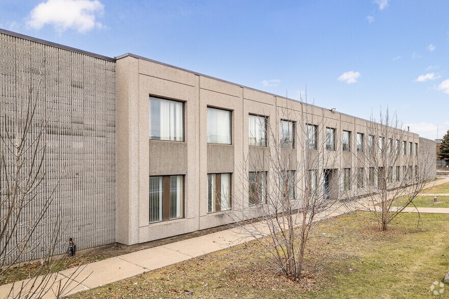 More Photos Of 2300 Rue Cohen, Montréal Warehouse For Sale