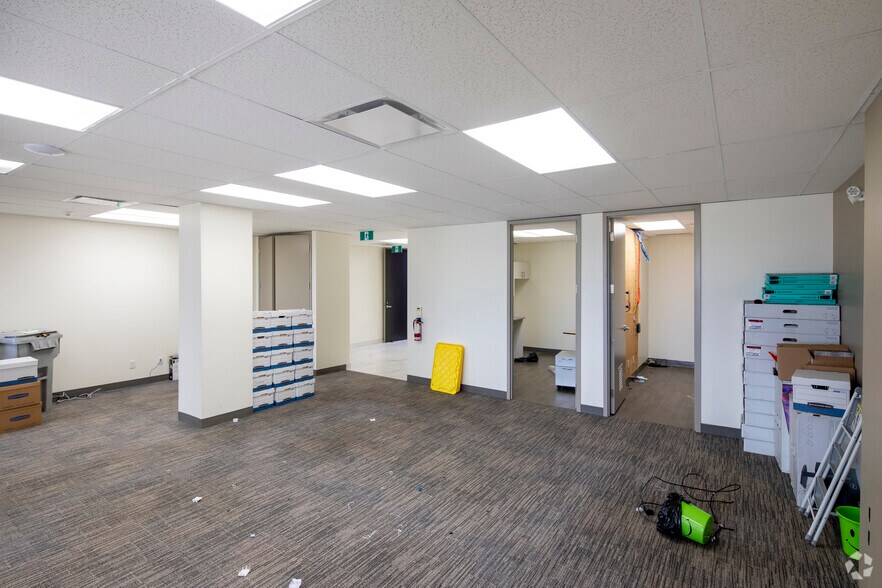 More Photos Of 700 Dorval Dr, Oakville Unknown For Lease