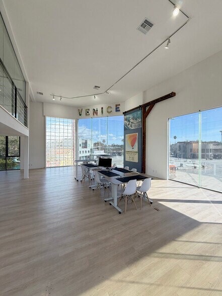 More Photos Of 1501 Main St, Venice Storefront Retail Office For Lease