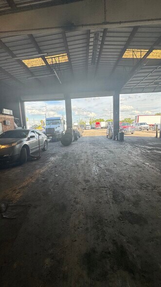 More Photos Of 4101 Causeway Blvd, Tampa Warehouse For Lease