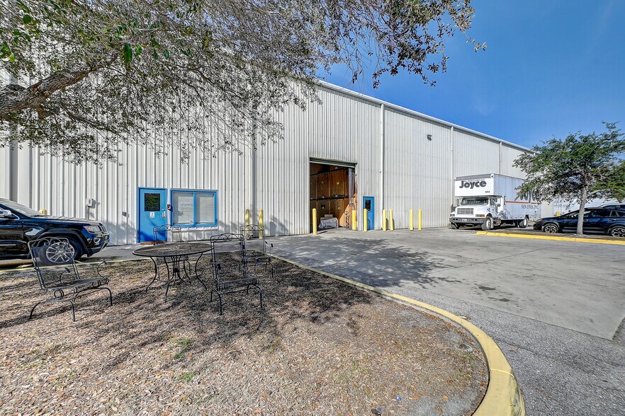 More Photos Of 2890 Cargo St, Fort Myers Industrial For Lease