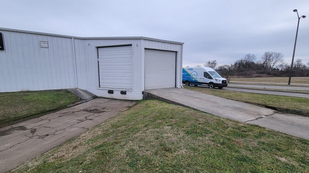 More Photos Of 3404 Northpark Blvd, Alcoa Flex For Lease