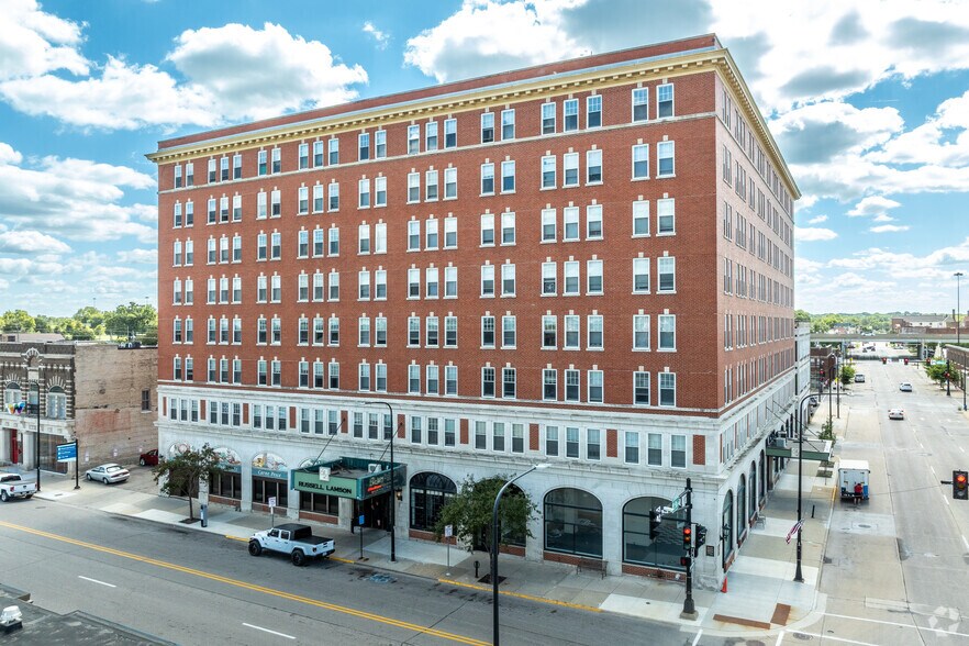 More Photos Of 209 W 5th St, Waterloo Apartments For Lease