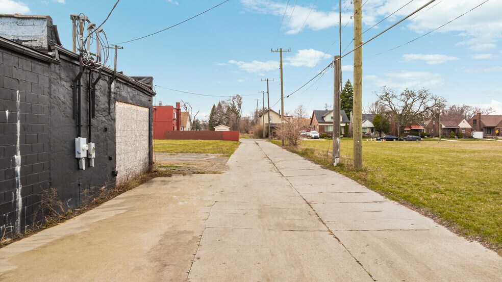 More Photos Of 14700 W Chicago St, Detroit Freestanding For Sale