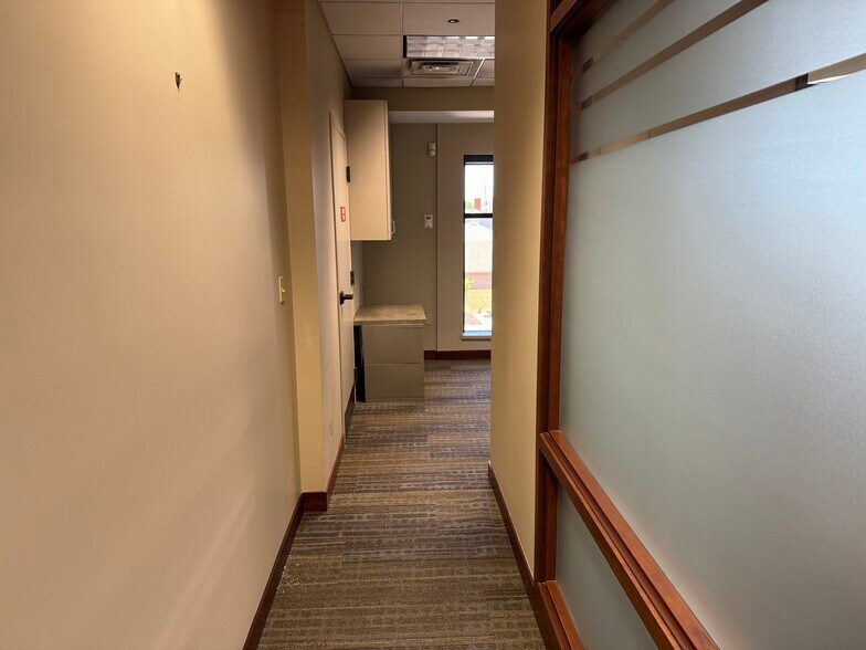 More Photos Of 109 Veterans Pky, Yorkville Office For Lease